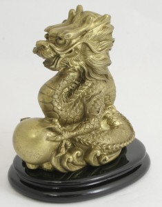 水晶を抱いた龍（大）